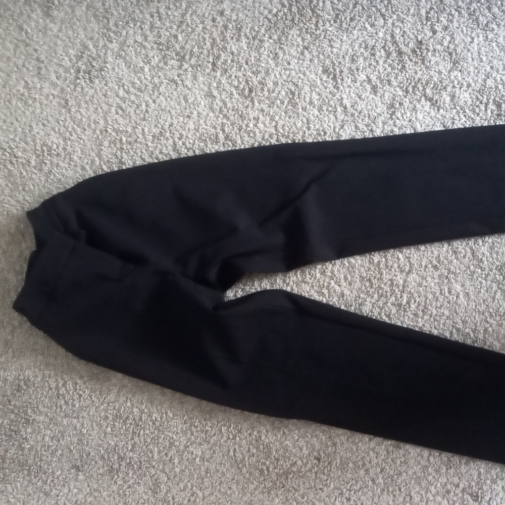 Rachel Zoe Sleek Black work Trousers

Flaws: A few threads loose and lint marks